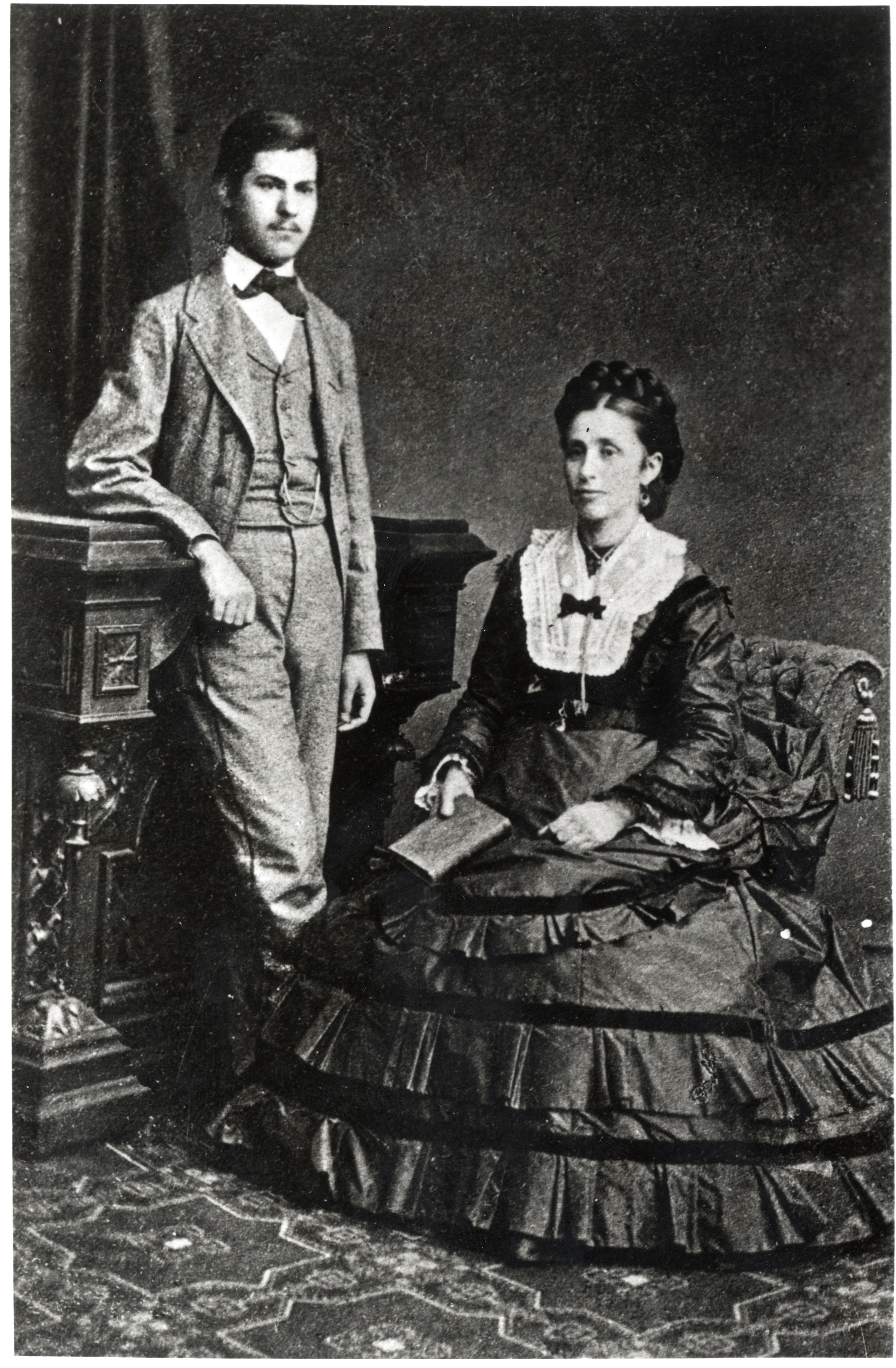 Sigmund Freud a la edad de 16 años con su madre, Amalia Freud