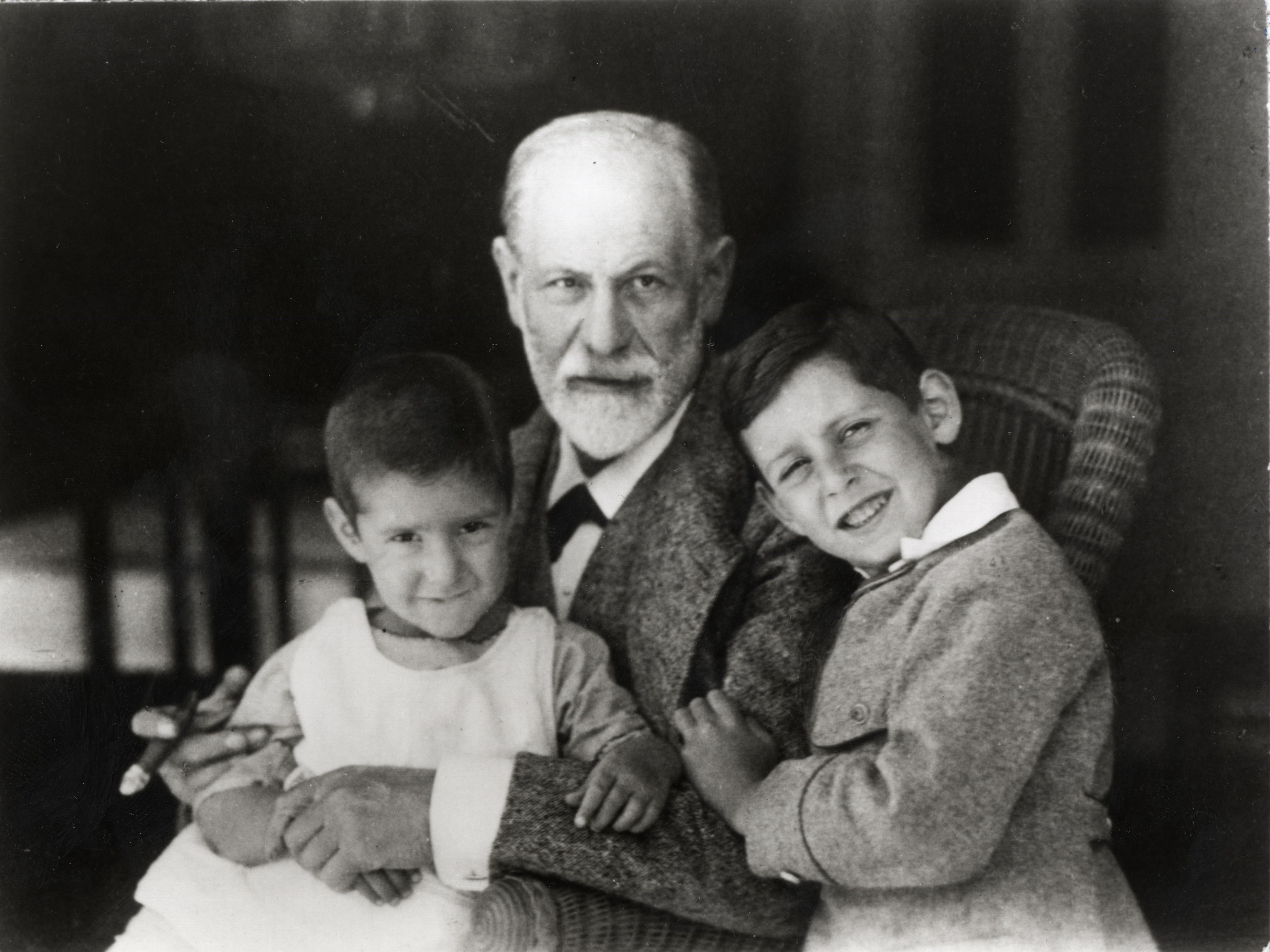 Sigmund Freud con sus nietos Heinz y Ernst, hacia 1923