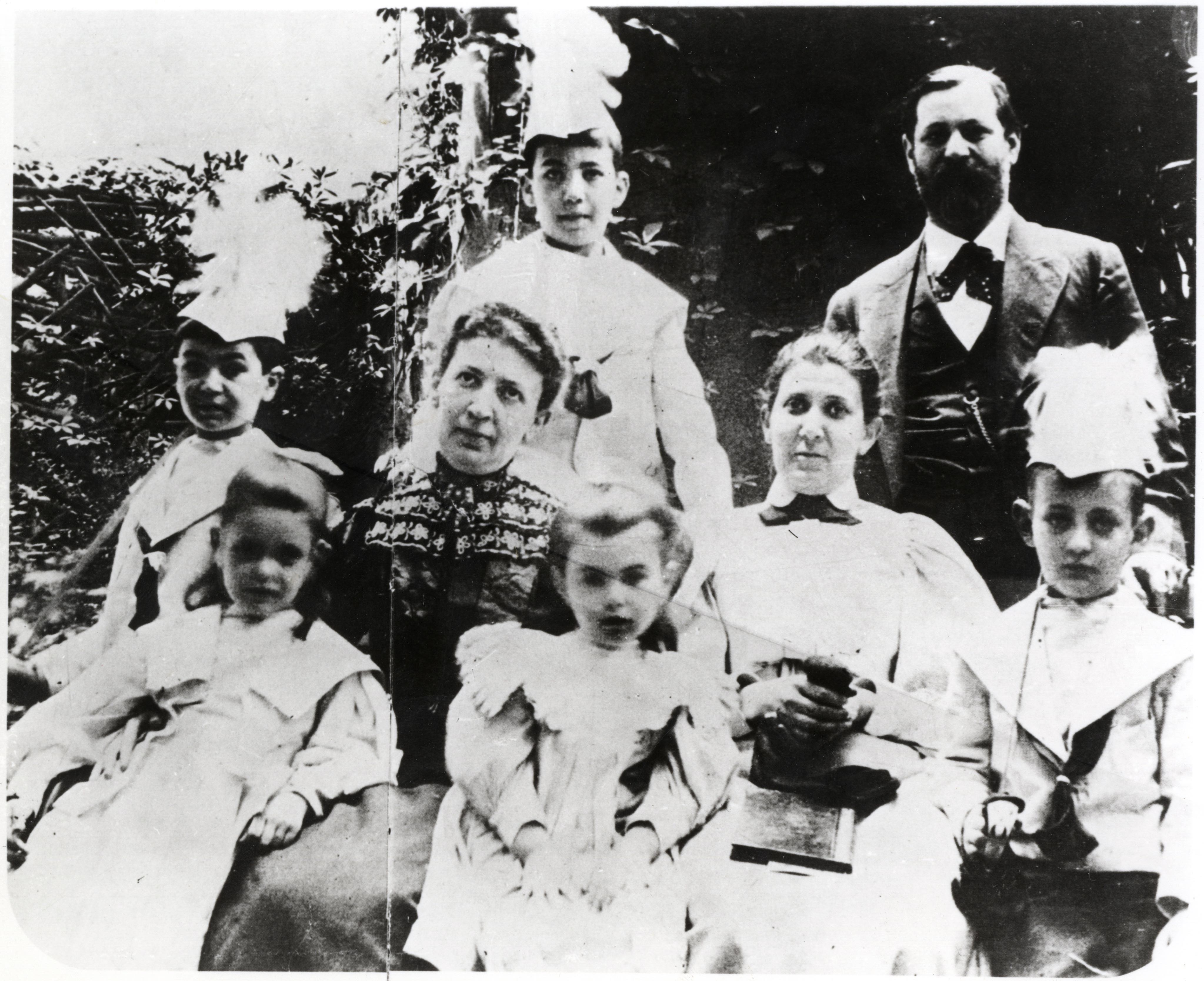 Sigmund Freud con su familia y su tía Minna (hacia 1898)
