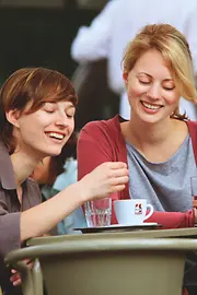 Deux femmes boivent du café