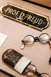 Occhiali di Freud nel Museo di Sigmund Freud, Vienna