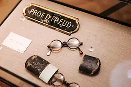Sigmund Freud szemüvege a bécsi Sigmund Freud Múzeumban