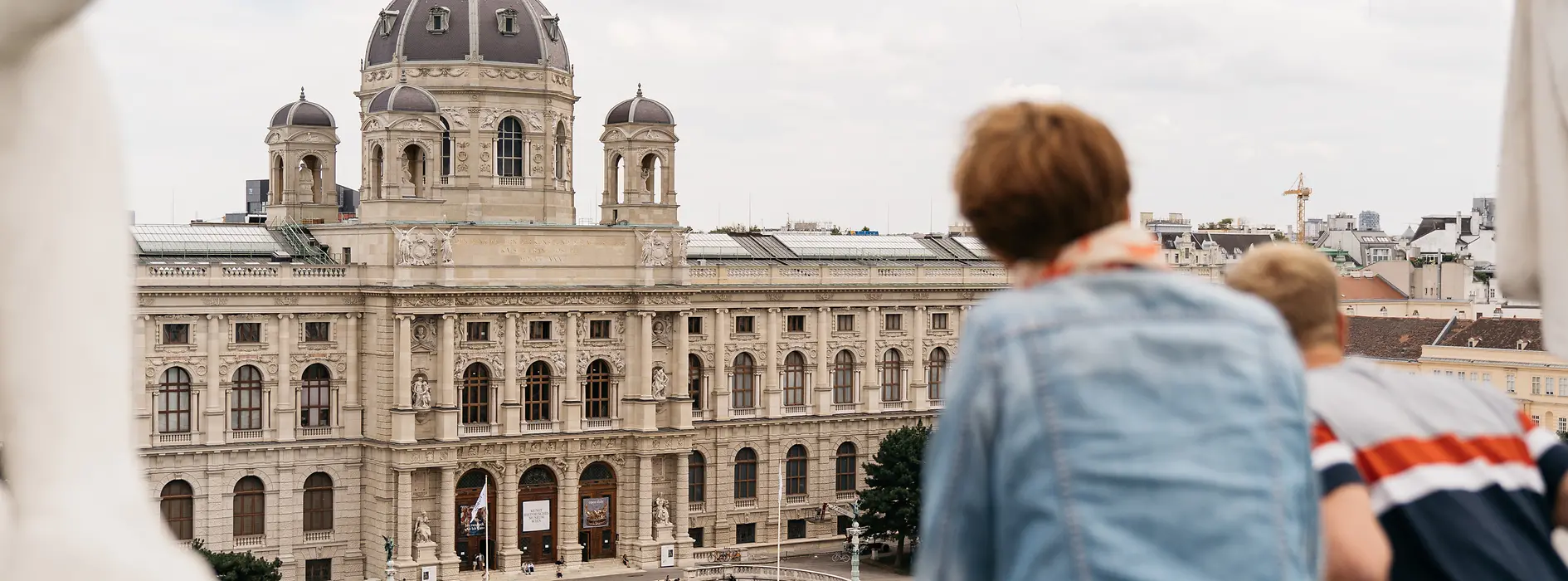 Vedere a Muzeului de Istoria Artei din Viena de pe terasa de pe acoperişul Muzeului de Istorie a Naturii din Viena