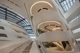Library & Learning Center podle návrhu architektonického studia Zaha Hadid Architecture