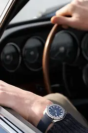 Un hombre luciendo un exclusivo reloj de pulsera