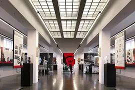 Vue de l'exposition : « Vienne la Rouge dans la buanderie » 