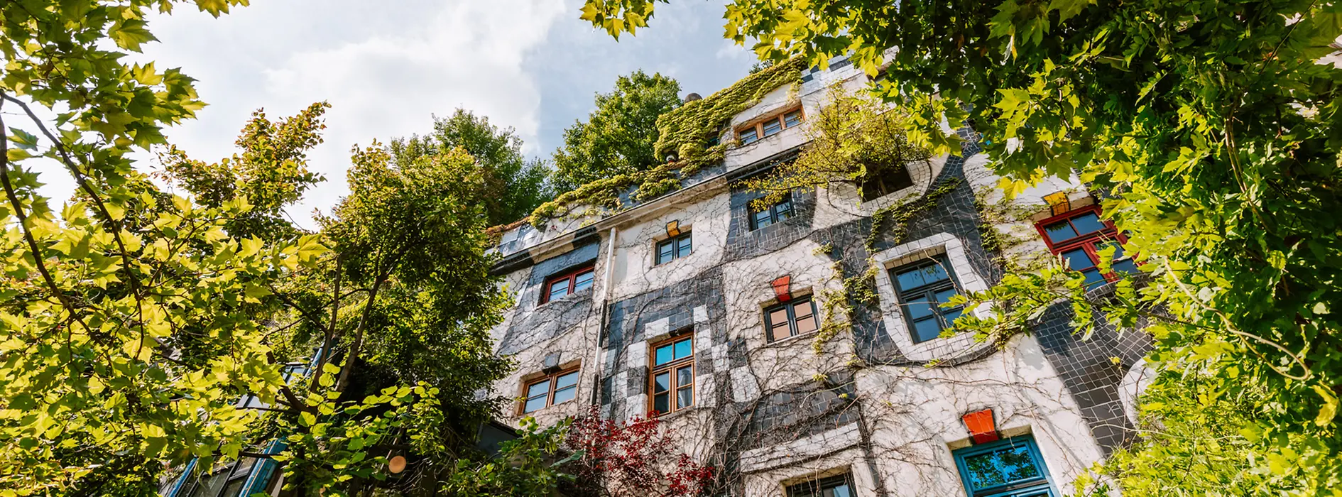 Zelená fasáda muzea podle návrhu architekta Hundertwassera