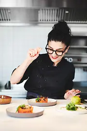 Una mujer con un plato vegetariano