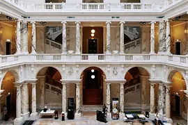 Weltmuseum Wien, vestíbulo con columnas