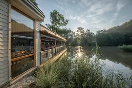 Restaurant an einem Teich