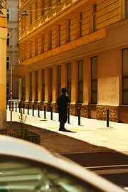 Juif orthodoxe au téléphone dans une rue de Vienne