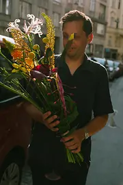 Homme avec des fleurs coupées dans le Freihausviertel