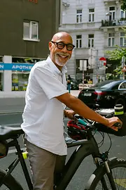 Hombre con bicicleta en el Freihausviertel