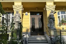 Fassade und Portal in der Venediger Au 6