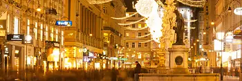 Luci di Natale in una via dello shopping viennese