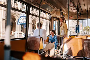 Linii vieneze - familie în tramvai