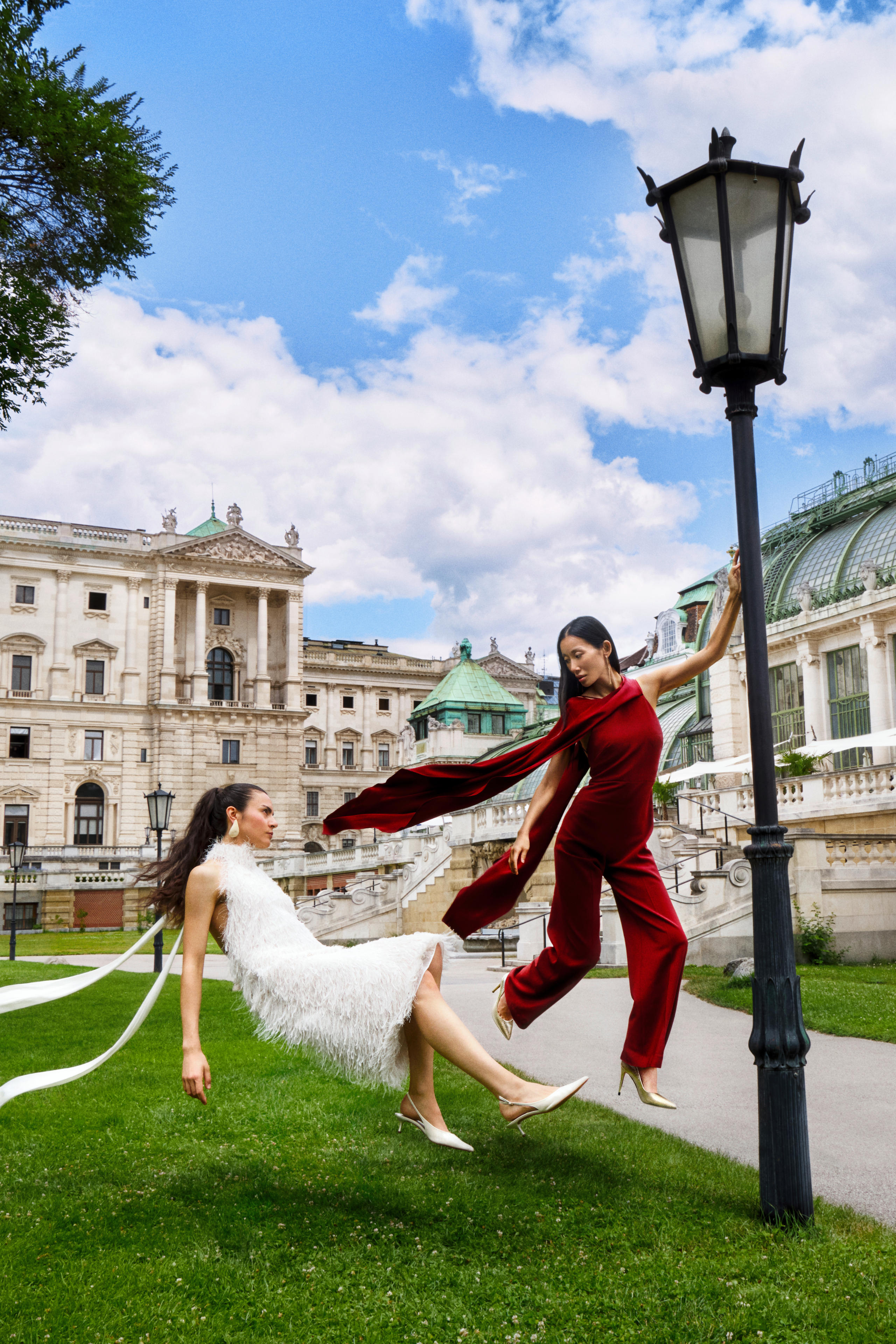 Imagen de campaña «Wanderful Vienna 2026»: dos mujeres con vestidos flotando en el Burggarten
