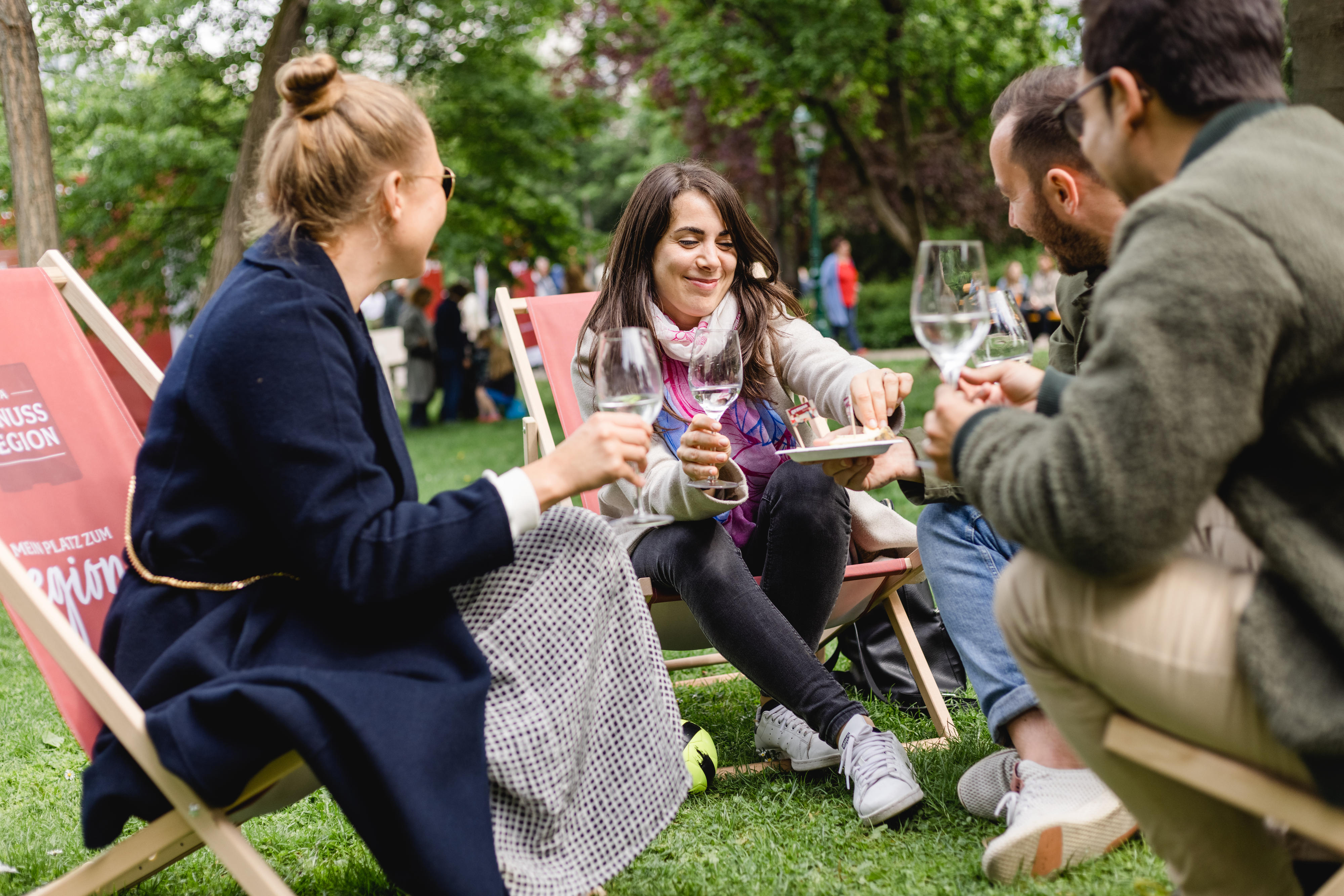 Menschen beim Genuss-Festival im Wiener Stadtpark 