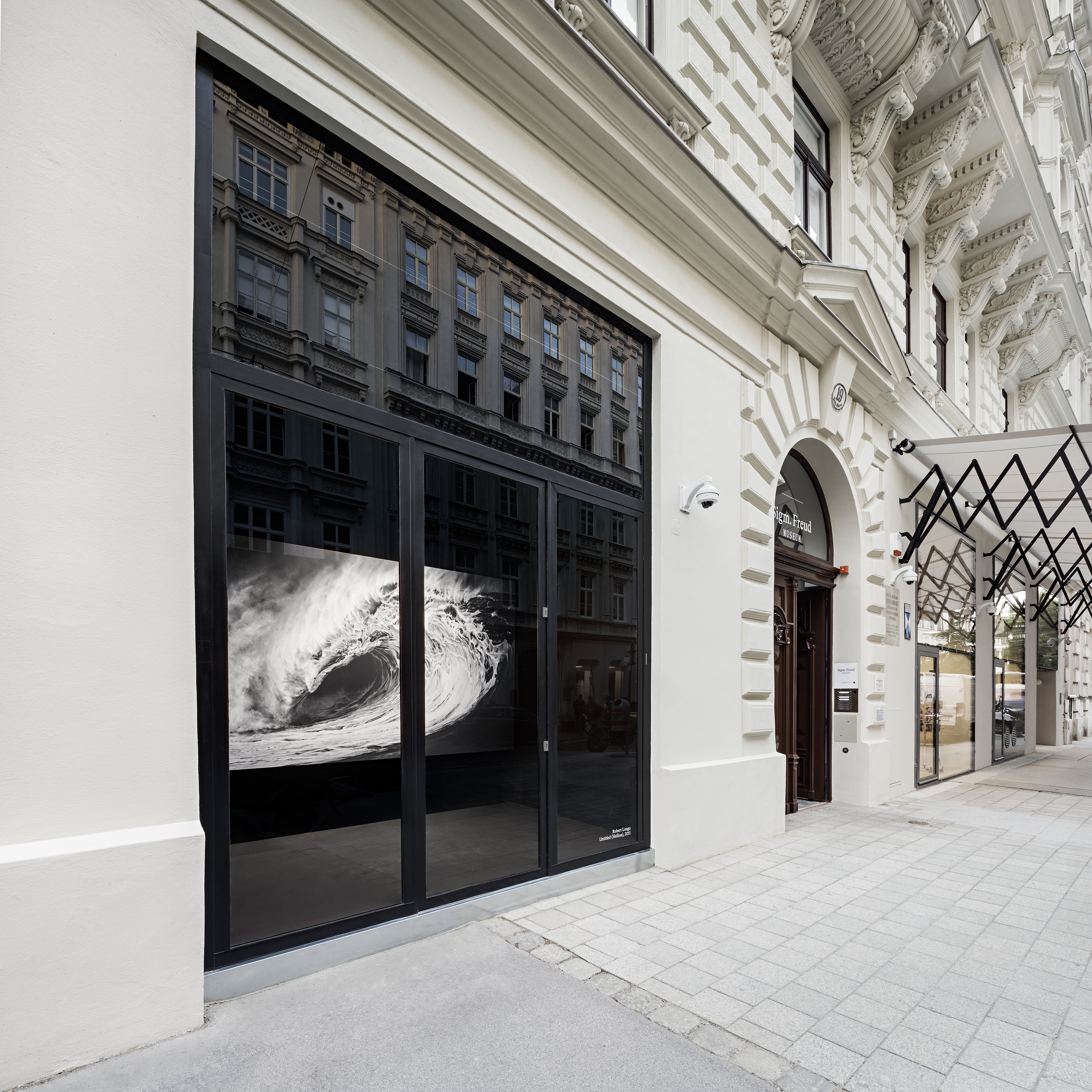 Музей Зигмунда Фрейда, вид снаружи на художественное произведение Роберта Лонго 