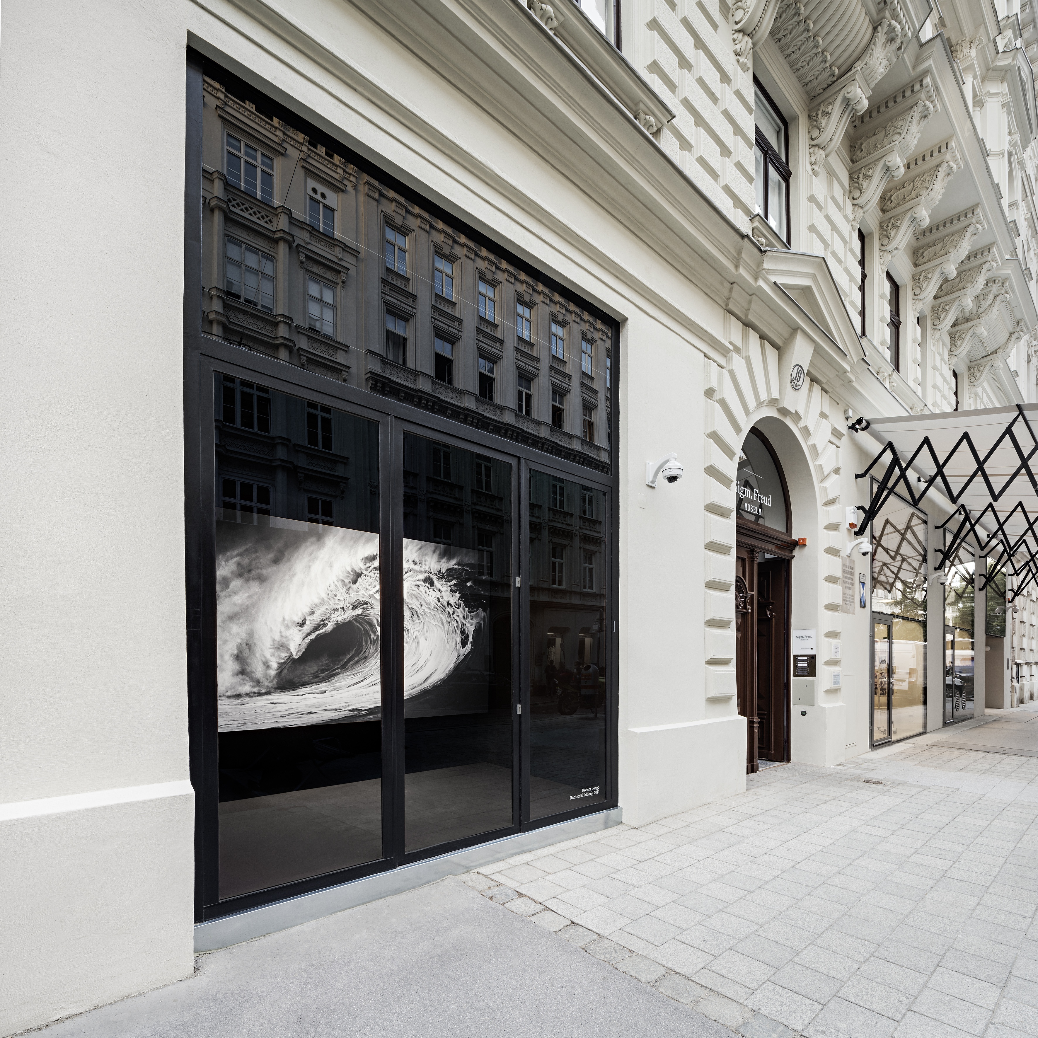 Le Musée Sigmund Freud de l'extérieur avec vue sur l'œuvre d'art de Robert Longo 