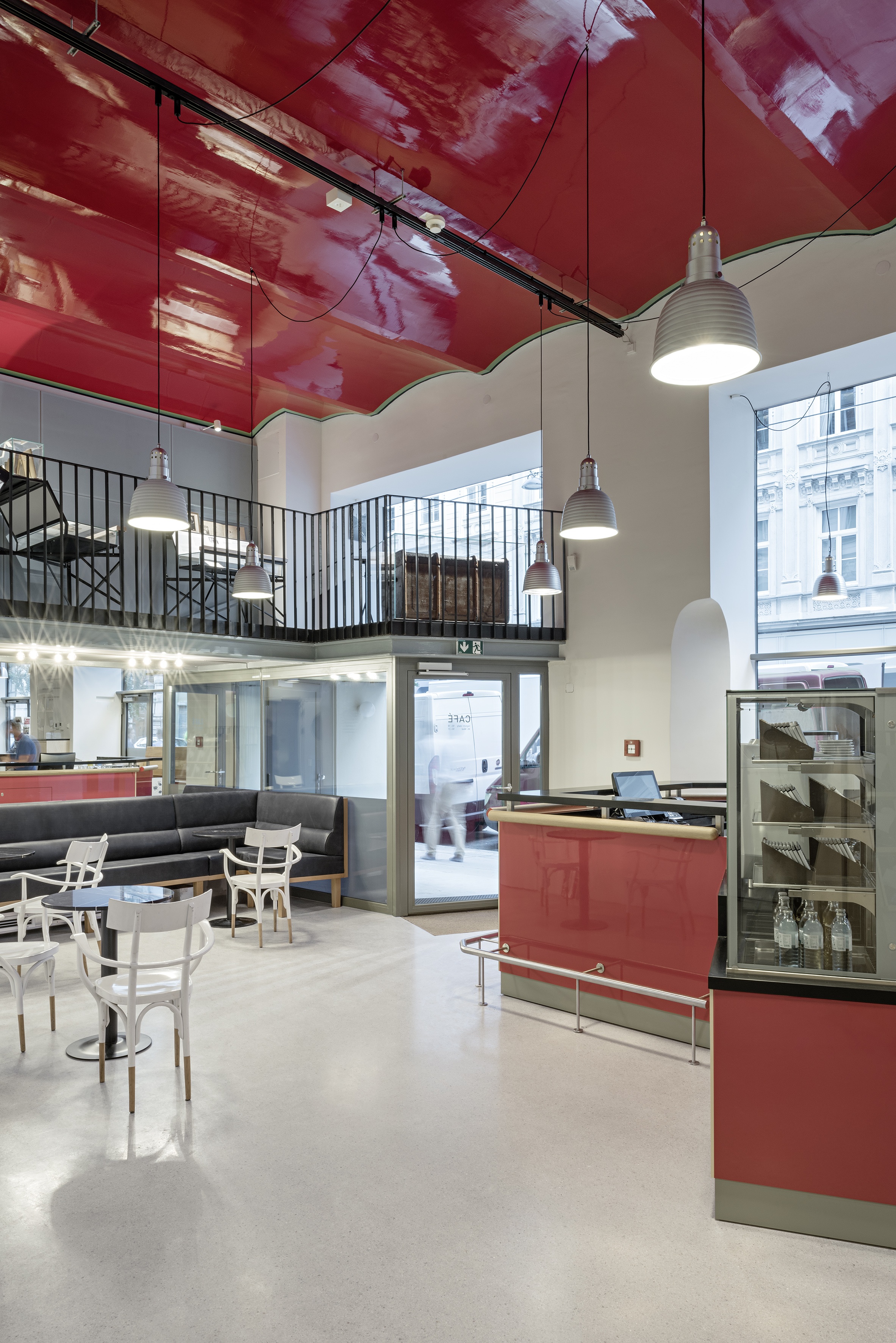 Foyer und Café im neuen Sigmund Freud Museum mit wellenförmiger, roter Decke 