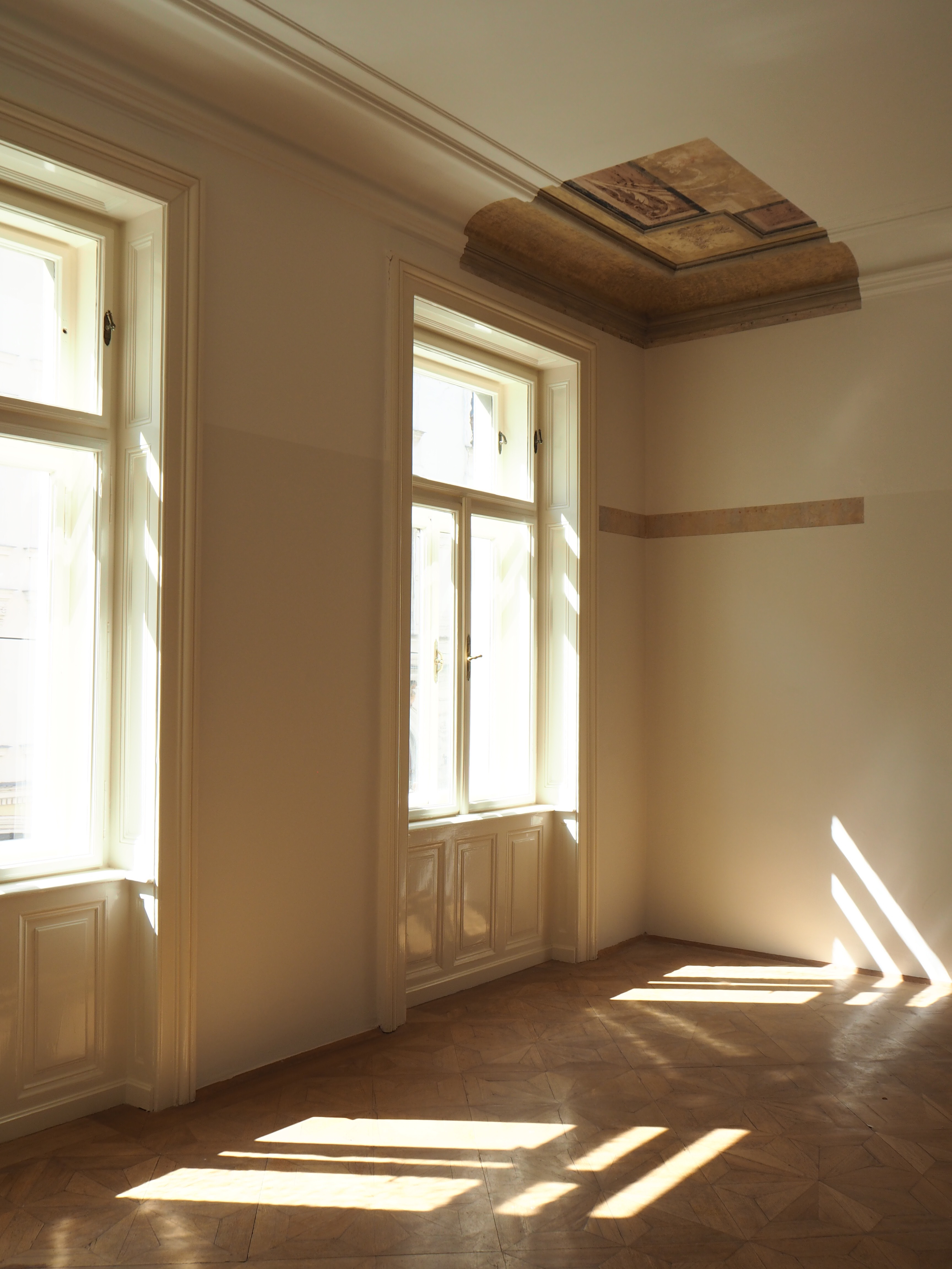 Foto en detalle en la habitación de Anna Freud con fresco del techo al descubierto 