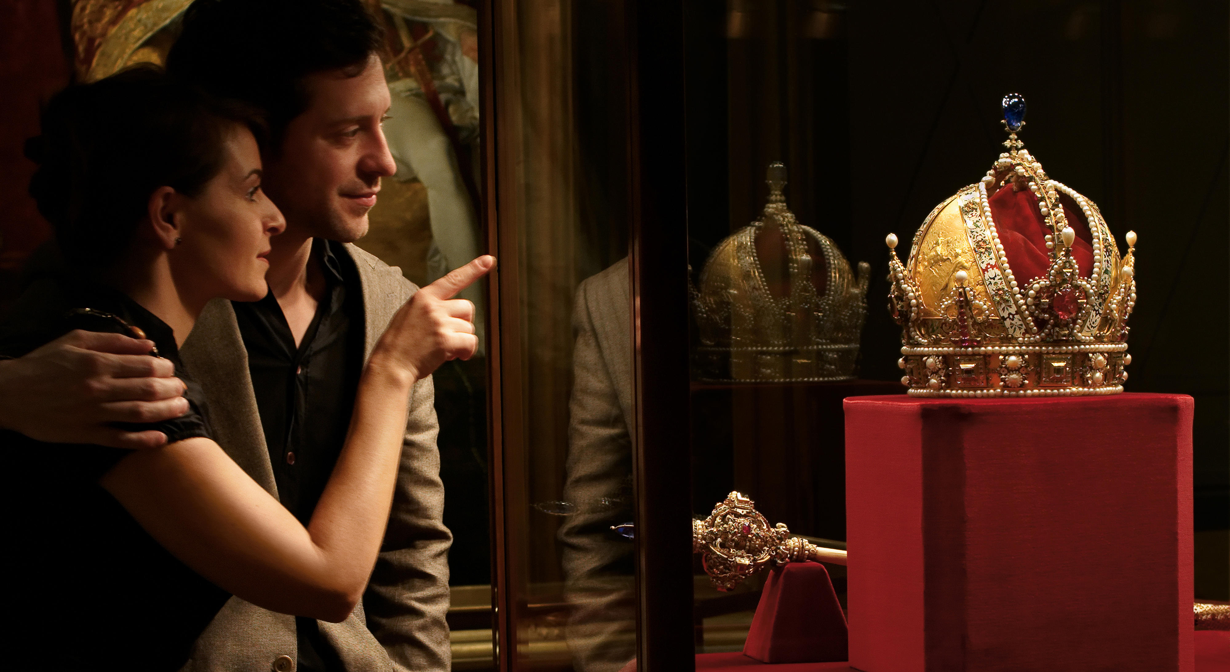 A couple in the Imperial Treasury in front of the Rudolfskrone