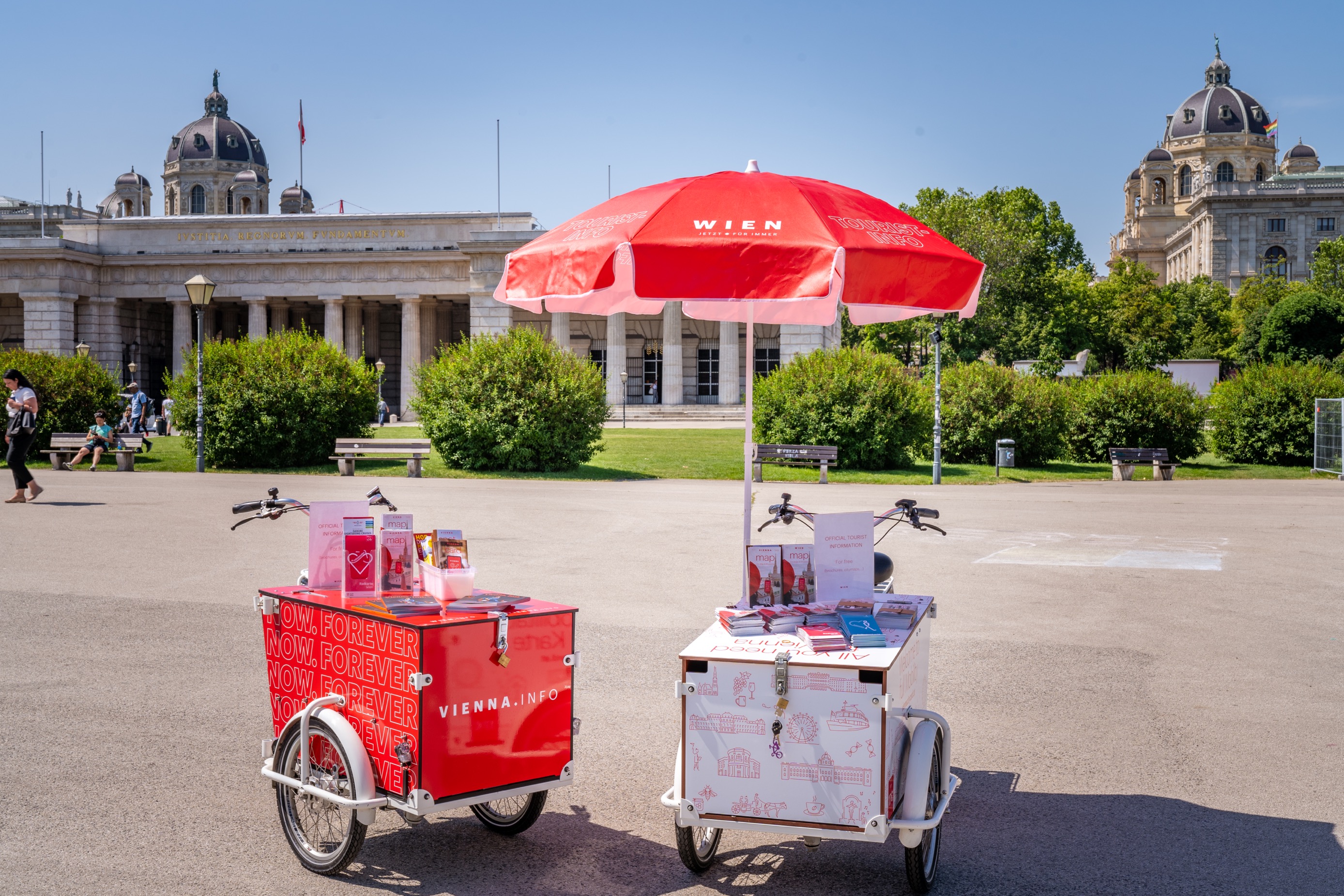 Deux Tourist-Infos mobiles avec triporteurs sur la Heldenplatz