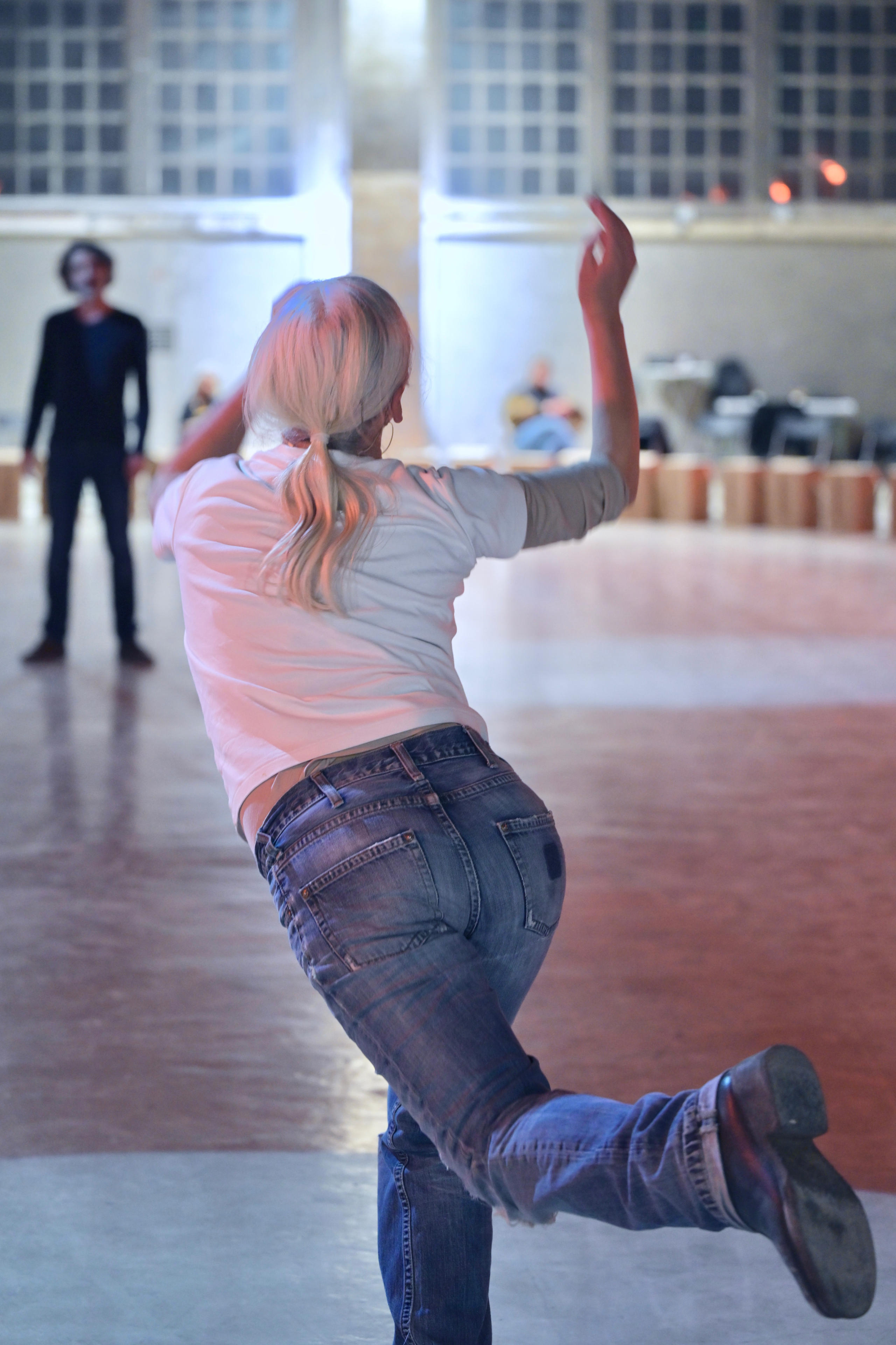 Rabih Mroué und Anne Teresa De Keersmaeker tanzen.