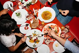 Several people are eating at the restaurant Zum Roten Bären