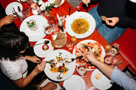 Several people are eating at the restaurant Zum Roten Bären
