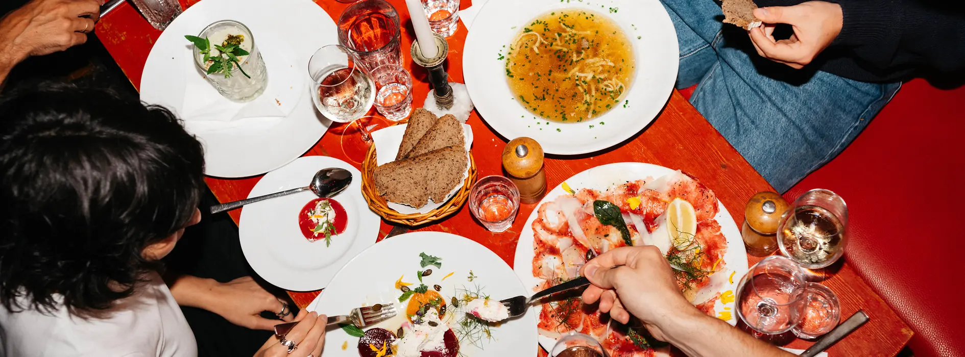 Several people are eating at the restaurant Zum Roten Bären