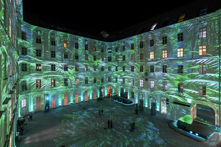 Museum of Change, Innenhof mit Installationen