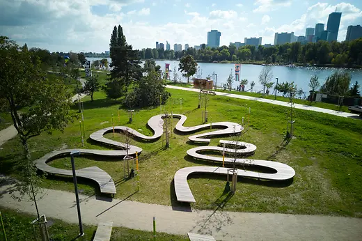 Bank Austria Park – « Le long banc », Das Blatt (La feuille)