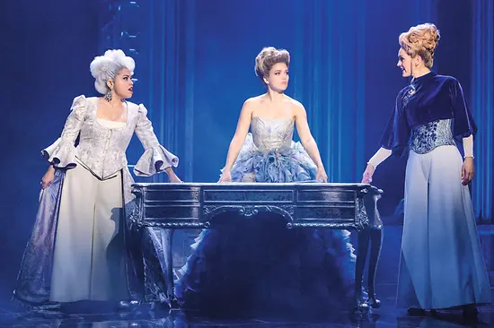 Maria Theresia steht mit ihrer Mutter und der Erzieherin und Vertrauten Gräfin Fuchs an einem antiken Schreibtisch.