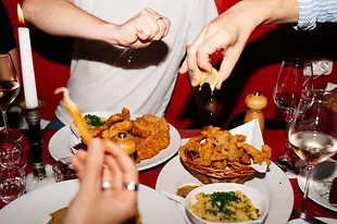 Шницель и жареные вешенки