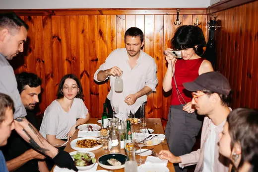 Menschen an einem Tisch mit Essen in einem Wiener Gasthaus