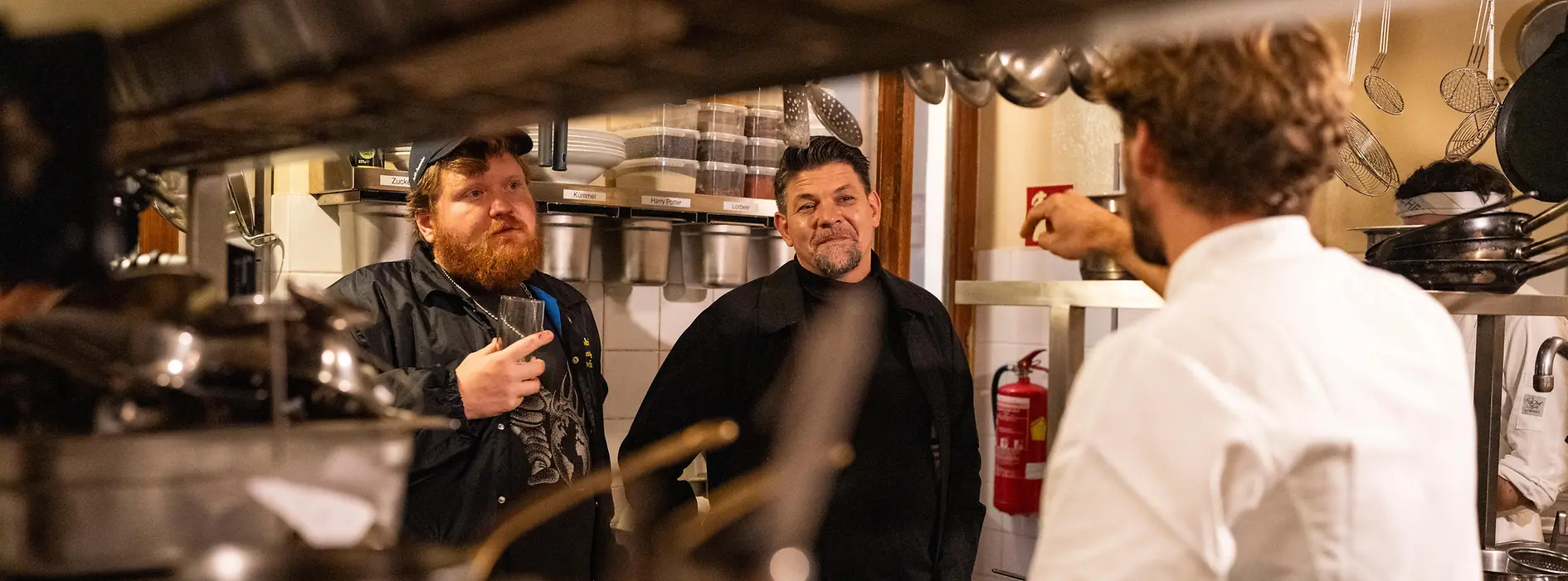 Lukas Mraz und Tim Mälzer in der Küche