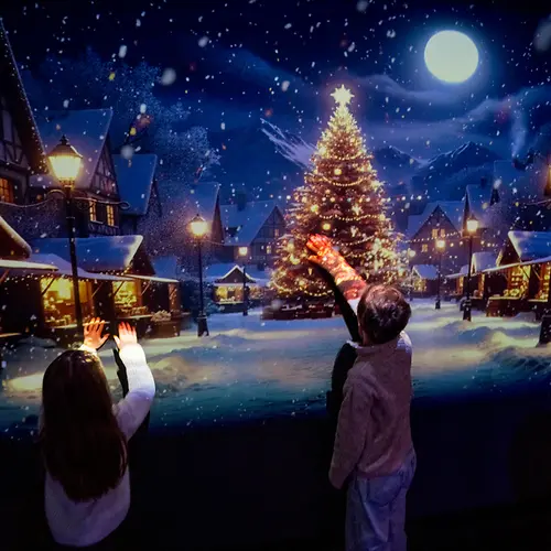 Spielende Kinder vor einer Winterlandschaft