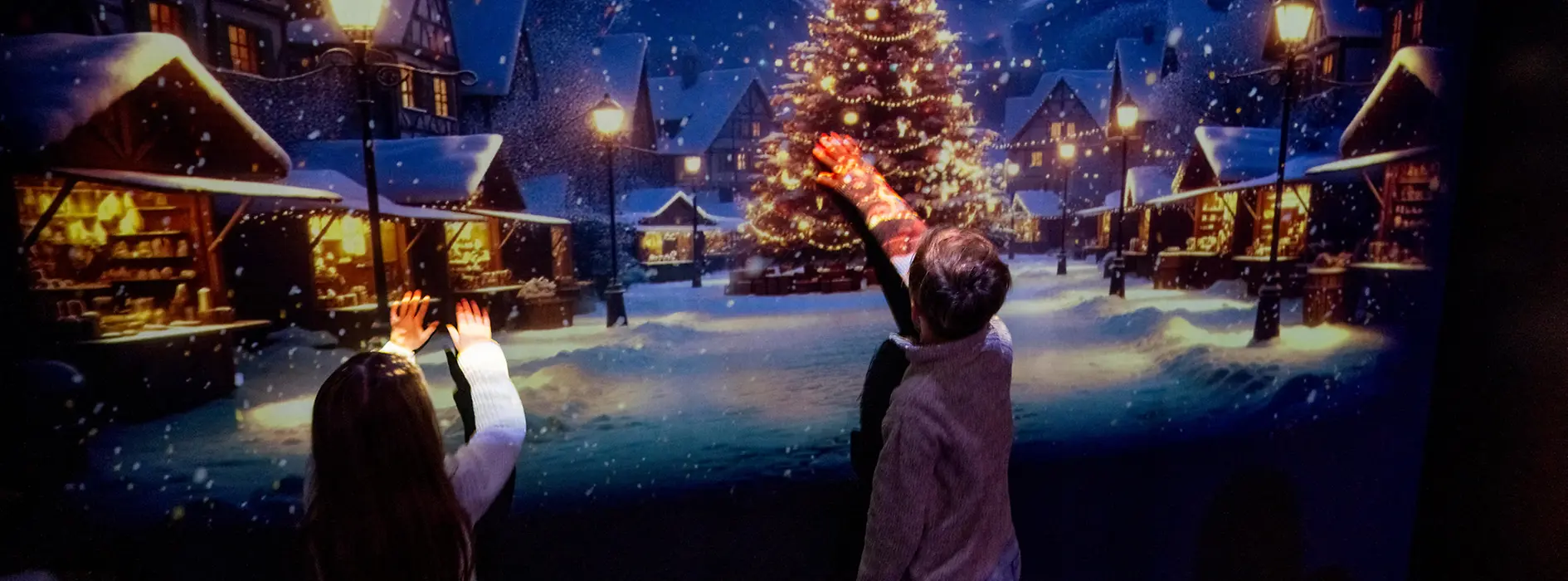 Spielende Kinder vor einer Winterlandschaft