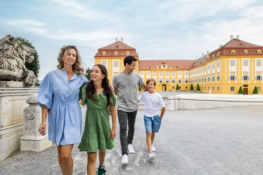 Familie vor Schloss Hof