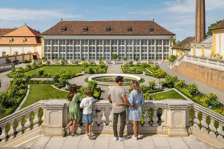 Familie vor Orangerie