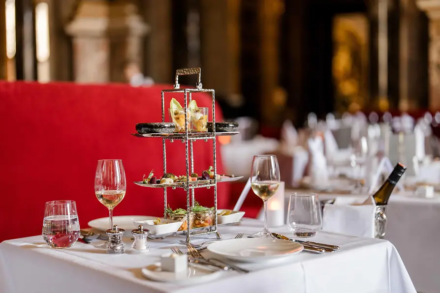 Dîner festif dans la salle de la coupole du Musée d'histoire de l'art