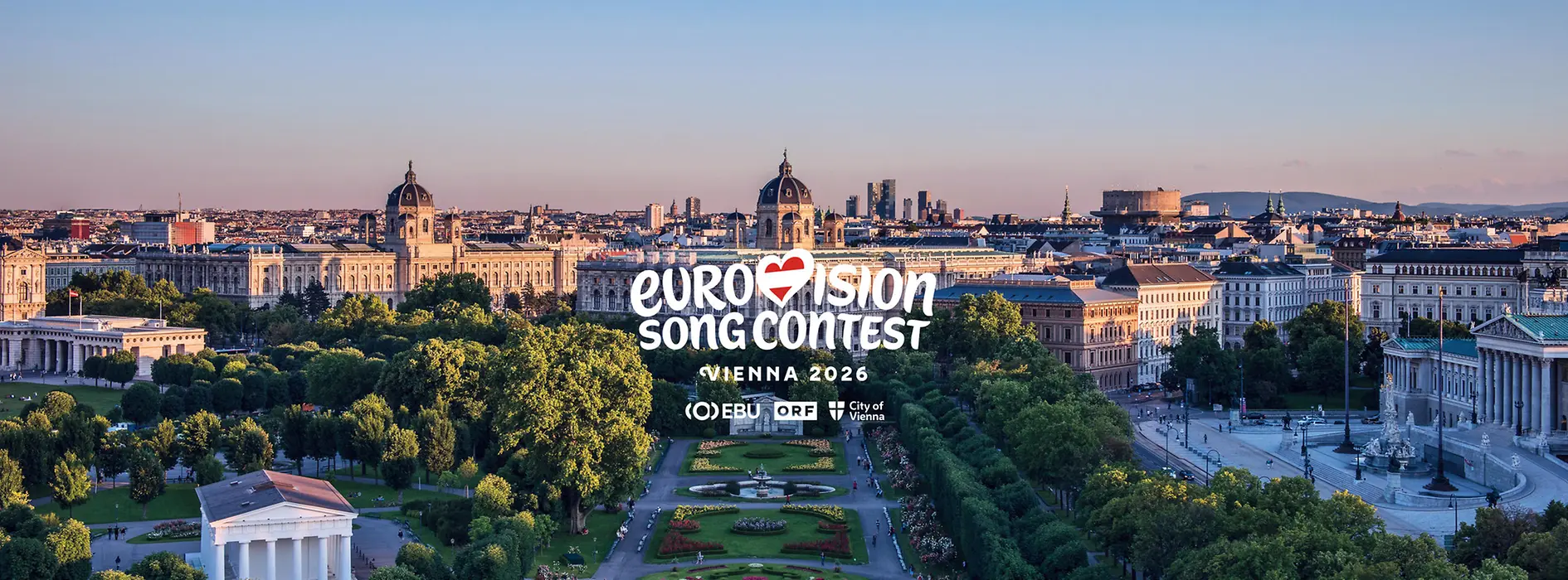 Vista del Volksgarten con el rótulo «Eurovision Song Contest» y los logotipos de la EBU, la ORF y la Ciudad de Viena