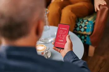Vienna City Card Besitzer im Kafeehaus