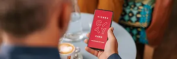 Vienna City Card Besitzer im Kafeehaus