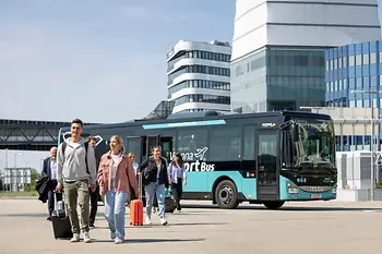 Passagiere beim Ausstieg aus dem Vienna Airport Bus
