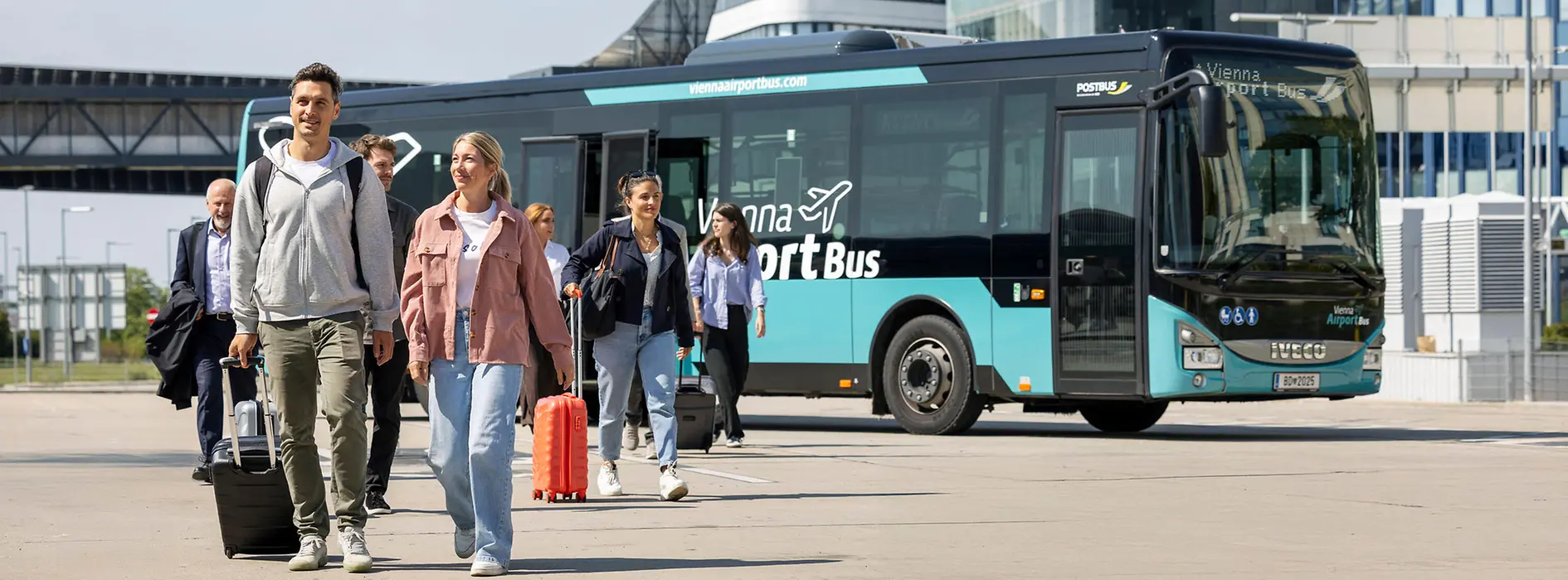 Passagiere beim Ausstieg aus dem Vienna Airport Bus