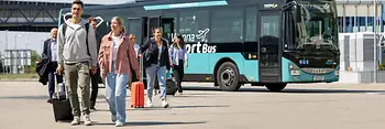 Пассажиры, выходящие из автобуса Vienna Airport Bus