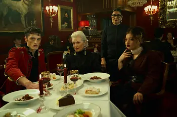 Menschen, die wie Vampire aussehen, in einem Lokal